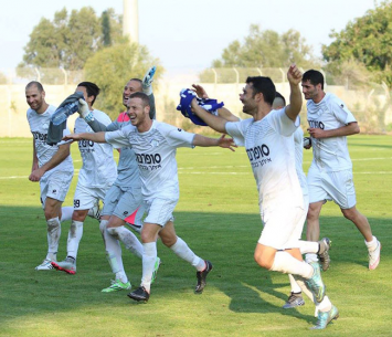 שחקני טבריה חוגגים עם הקהל (עודד חסין)