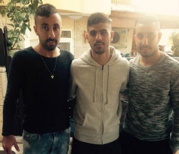 דוד מלכה (באמצע) יחד עם האחים כהן