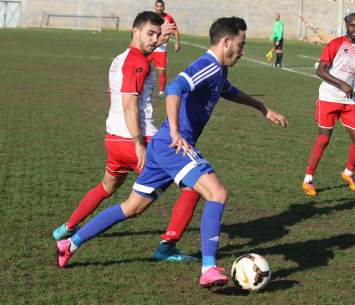 עידן גראד שומר על הכדור (שלומי גבאי)