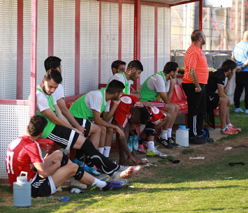 הפנים אומרות הכל. הספסל של מגדל העמק (עדי מלול)