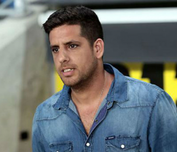 עוזב בראש מורם. בראון (עודד קרני)