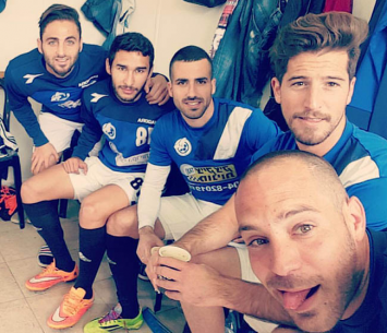 הסלפי הקבוע של שחקני נשר (פייסבוק)