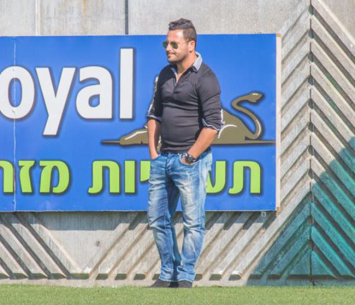 מאמן נס ציונה. אוהד בוזגלו (רפי נחמיאס)