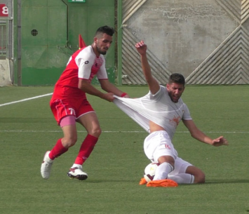 ניר שרון נתפס בחולצה. צמד שלו הקפיץ אותו למקום הראשון בטבלת הכובשים (שקד מורג)