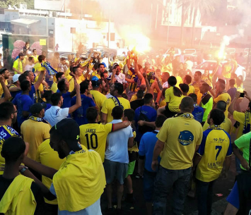 אוהדי אשדוד חוגגים היום מחוץ למגרש (דף הפייסבוק הרשמי)