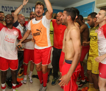 שחקני חדרה חוגגים פלייאוף עליון (שלומי גבאי)