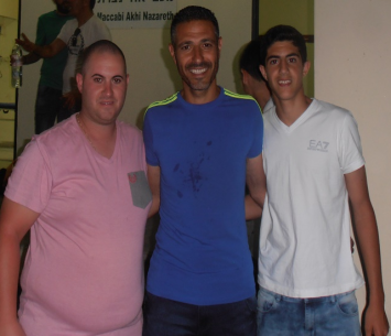 אלי מזרחי המאמן המנצח (במרכז)