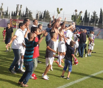 שחקני כפר קאסם חוגגים בסיום המשחק