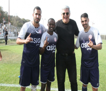 ראש העיר צביקה גנדלמן יחד עם הכובשים: אזולאי, טמניו וגומה (שלומי גבאי)