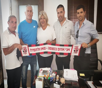 הביאו מאמן לעלייה. ראשי המועדון במעמד החתימה