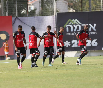 שחקני הפועל ירושלים חוגגים את השער היקר (יוסף אבו מרסה)