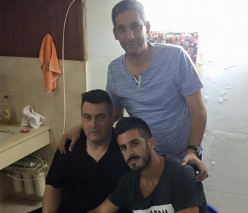 עובדיה במעמד החתימה