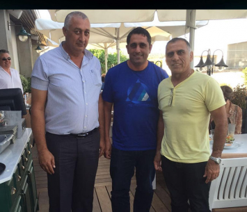 מאמנה החדש של איכסל. בוזורגי יחד עם חברי ההנהלה