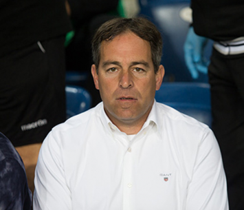 המאמן החדש של שעריים. ירון הוכנבוים (עודד קרני)