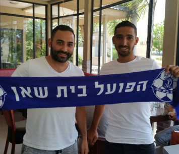 שלום אדרי יחד עם שלומי פרץ במעמד החתימה (אורון חיים יהודאי)