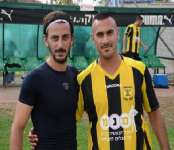 חוזר לליגה א'. עמרן מימין