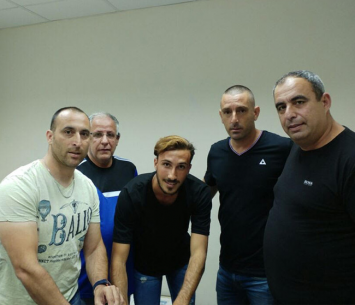 אמזלג במעמד החתימה