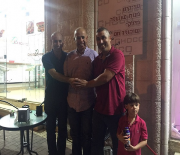 המאמן במעמד החתימה