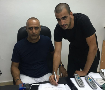 חוטה במעמד החתימה