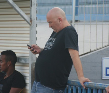 חצה את הכביש. עזרן