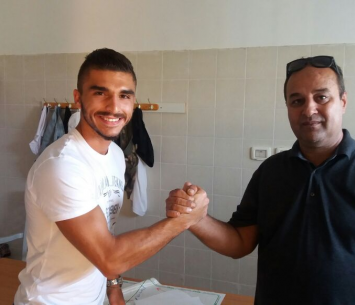 לוי במעמד החתימה