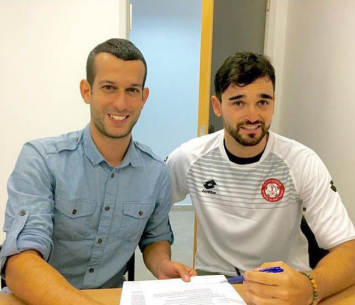 דייגו סליס במעמד החתימה