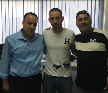 יקי ויצמן במעמד החתימה