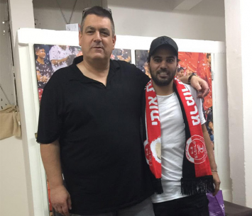 החלוץ יחד עם נציגם של גולן וזוארץ אילן סגל