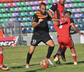 שאווט מוקף בשחקני לוד (אבי רביבו)