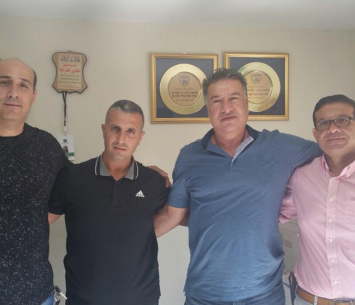 סמיר עיסא יחד עם הנהלת הקבוצה