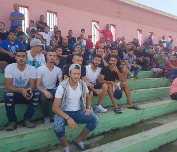 נשארו ביציע. שחקני באקה