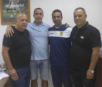 איציק שאקי במעמד החתימה