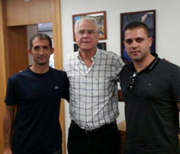 מרגיש מתוסכל מהשופטים. פרץ (משמאל)