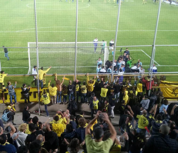 אוהדי נורדיה חוגגים עם השחקנים בסיום (דף הפייסבוק הרשמי)