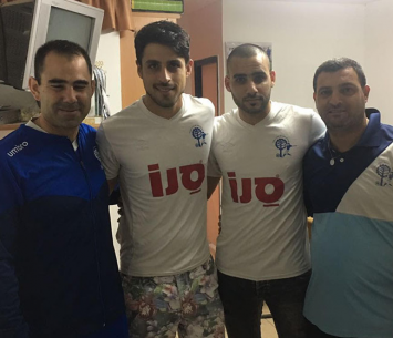 שמעון לוגסי במעמד החתימה בהוד השרון