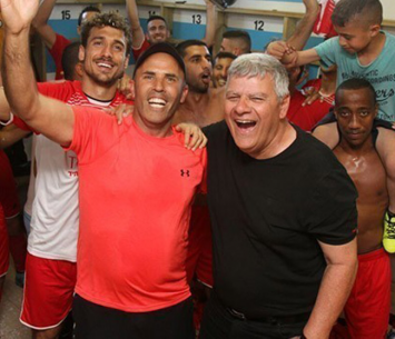 רוצה לשמוח בחודש מאי. גולן יחד עם ראש העיר צביקה גנדלמן (שלומי גבאי)