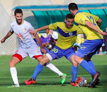 עומר חזום וציון אזולאי מנסים לשמור על הכדור, חמו לא מוותר (לירן דורף)