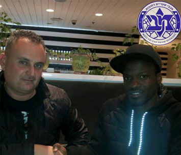 מאוולי במעמד החתימה (דף הפייסבוק הרשמי)