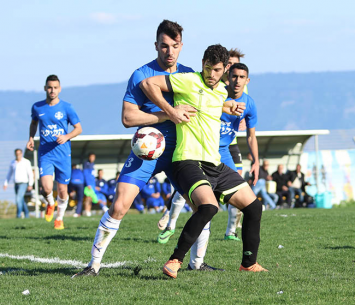 מועמר קראקרה שומר על הכדור (עודד חסין)