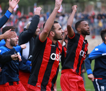 אסי גומה חוגג בסיום המשחק (עדי מלול)