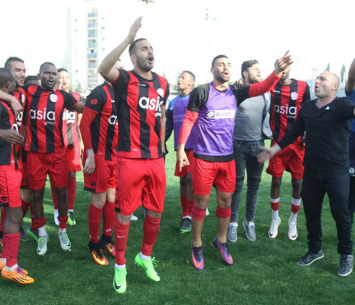 שחקני חדרה בסיום הניצחון (שלומי גבאי)