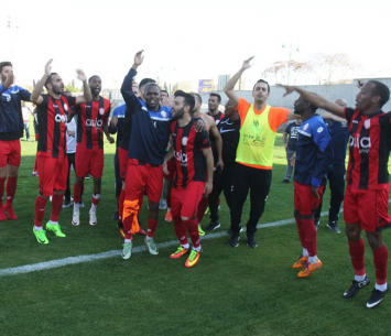 שחקני חדרה חוגגים את הניצחון על גלבוע (שלומי גבאי)