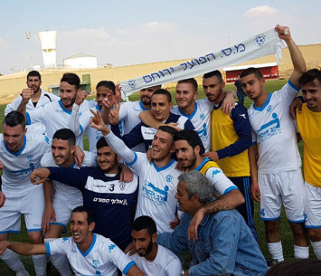 שחקני ירוחם לאחר הניצחון (ניב זהרי)