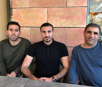 דוד מרטן (במרכז)