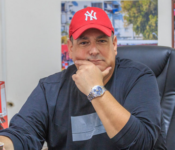 חושש מירידה של אוהדים לכר הדשא. אילן סגל (יוסי סוריק)