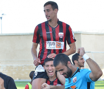 כבש שוב מול האקסית ולא חגג. בוארון על כתפיו של שלזינגר (אבי רביבו)