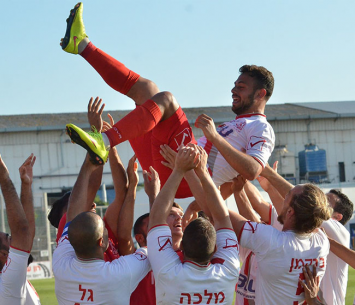 רועי עטר מונף באוויר בסיום (אבי רביבו)