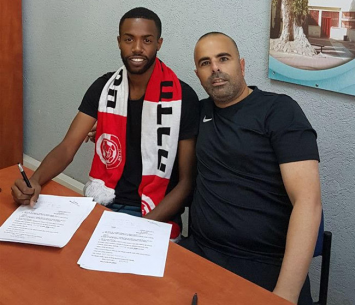 אבבה במעמד החתימה יחד עם טפירו