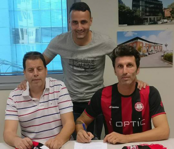 בנאדו במעמד החתימה