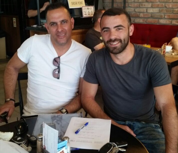 טל בויס במעמד החתימה